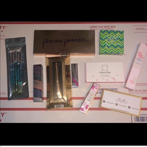 💁🏼‍♀️LAST CHANCE‼️ 5+ Items Beauty Mystery Box - Picture 6 of 8